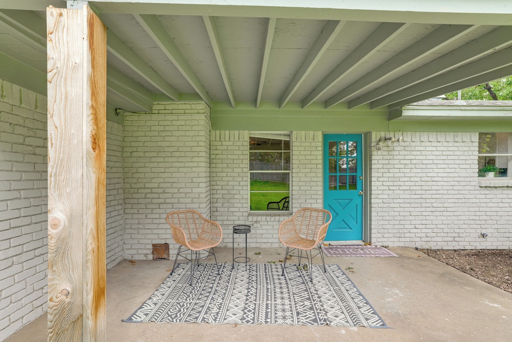 Near Shops & Eats: Commuter-friendly Fwtx Home