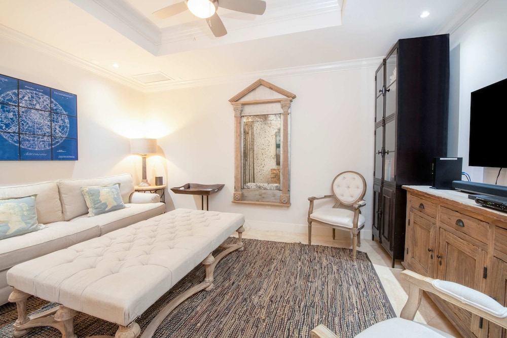 Seabreeze 8 - Luxury 4-bedroom on Seven Mile Beach