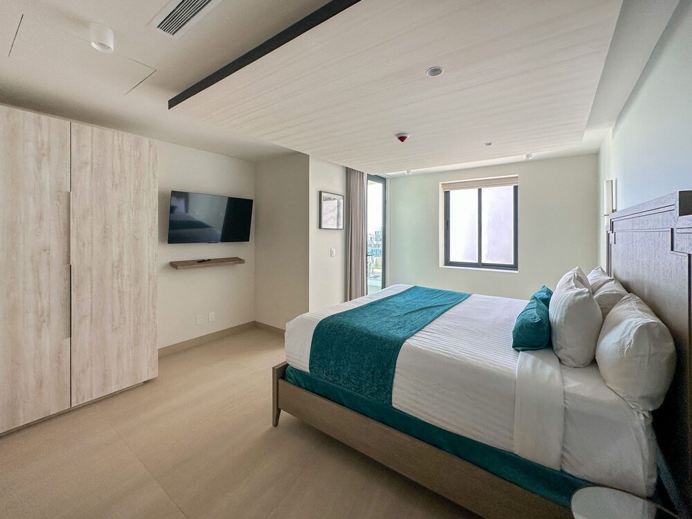 Paradise Found Luxe 2BR Condo in Iconic Location