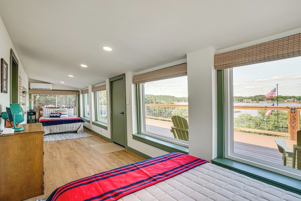 Lake View + Huge Deck: Cozy Possum Kingdom Retreat