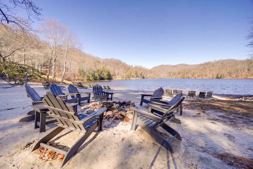 Tuckasegee Cabin ~ 3 Mi to Bear Lake! view 3