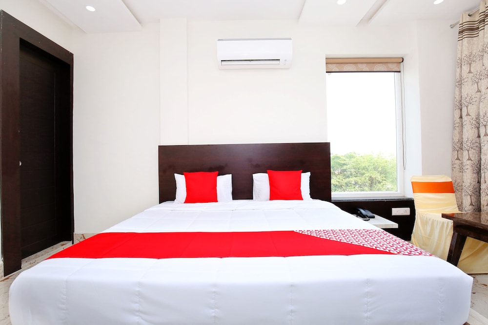 OYO 40417 Hotel Grand Taj