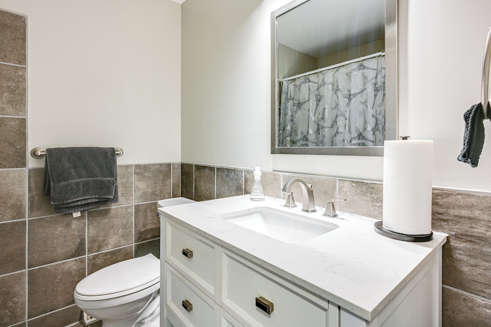 3 Mi to Dtwn Saginaw: Spacious & Updated Home!
