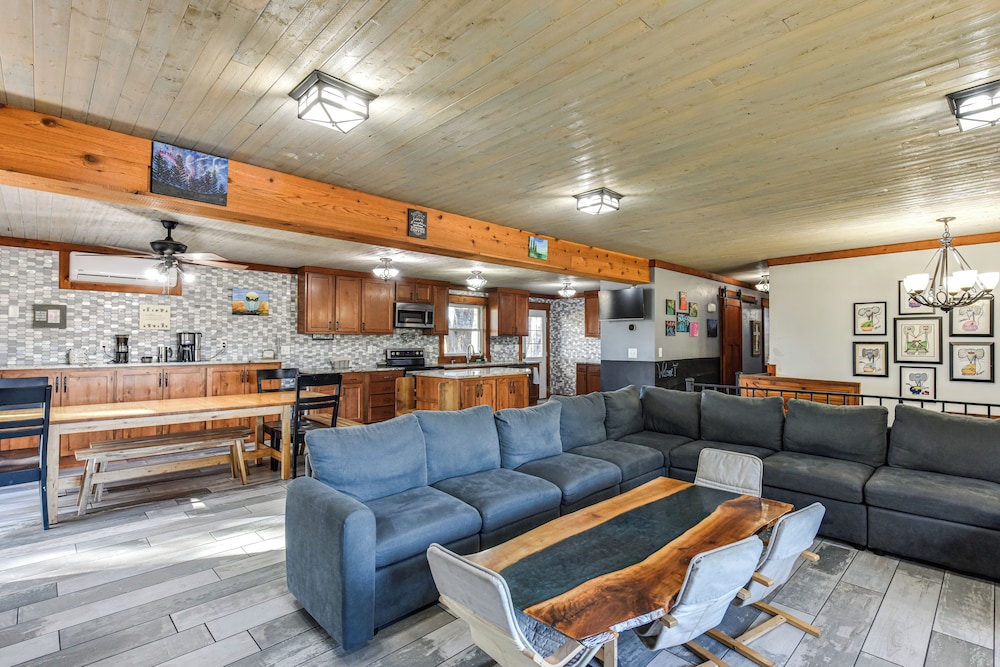 600-sq-ft Deck! Hutchinson Retreat on 5 Acres