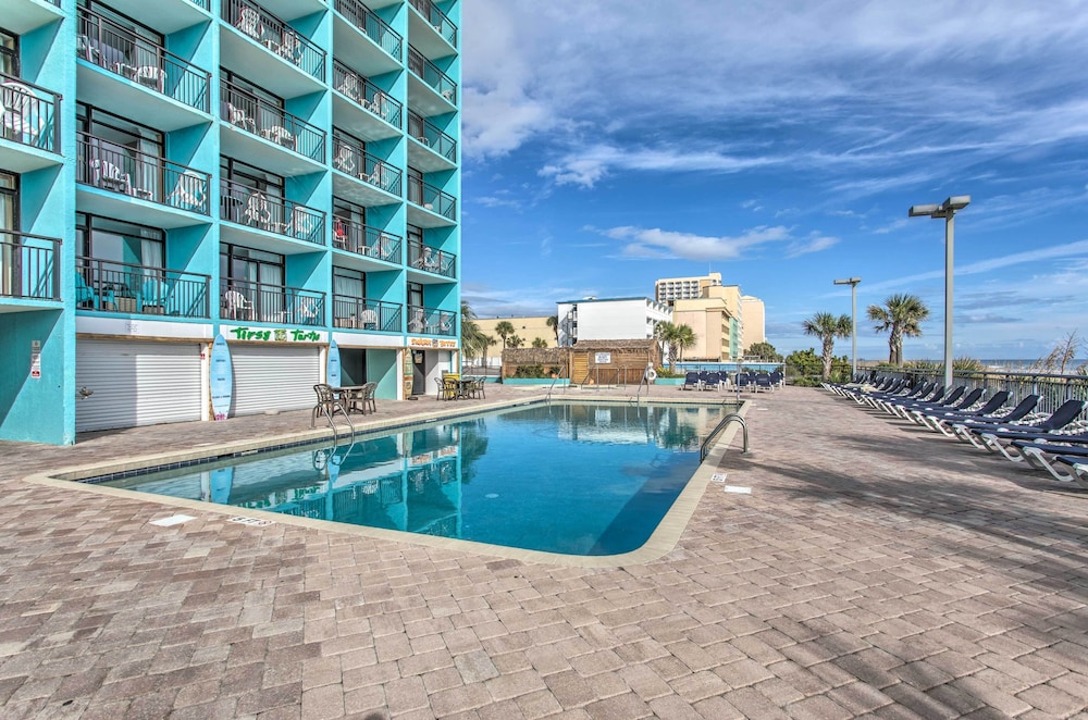 Breezy Landmark Resort Condo w/ Oceanfront Lanai!