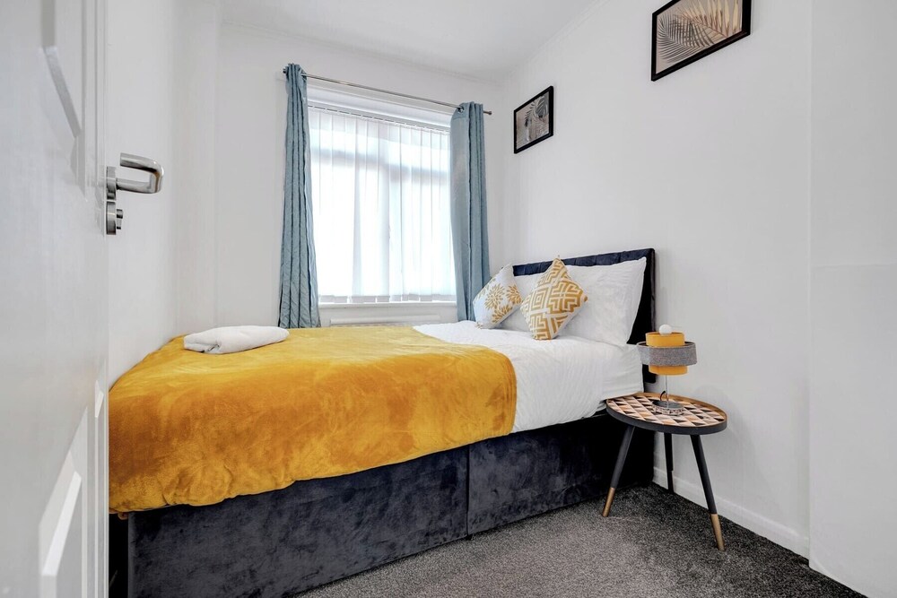 4 Bedrooms - Up To 14 Guests - Free Parking
