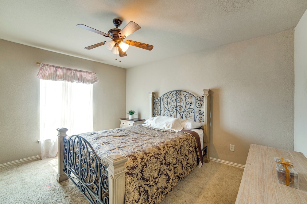 Spacious Texas Retreat w/ Community Pool