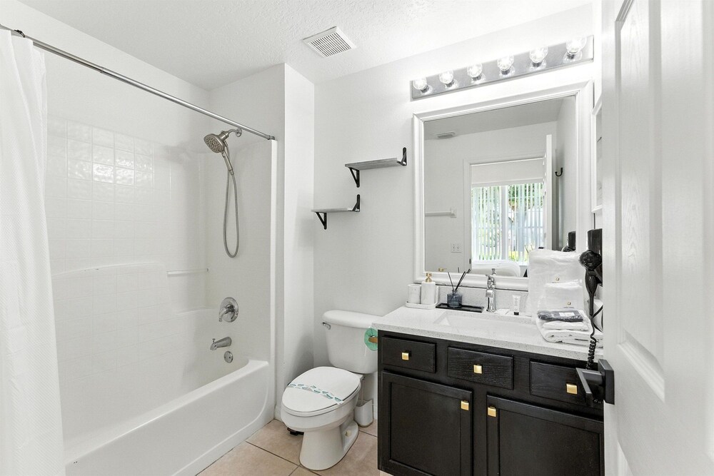 Carpet-free 4BR w/ Pool, 2 Master Bds, Near Disney