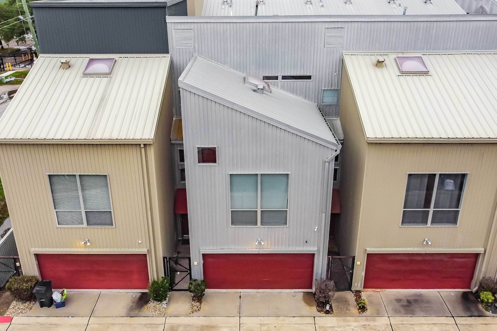 Modern Houston Townhome: 5 Miles to Downtown!