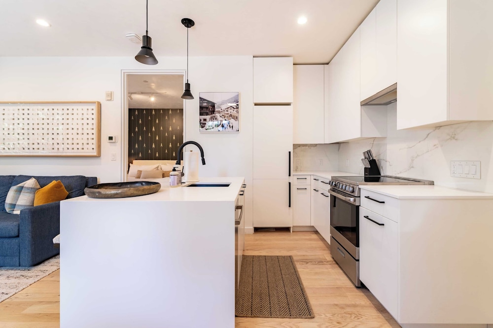 Aspen Hideaway by Avantstay Walk to Aspen, Near Slopes + Pool & Hot Tub Access