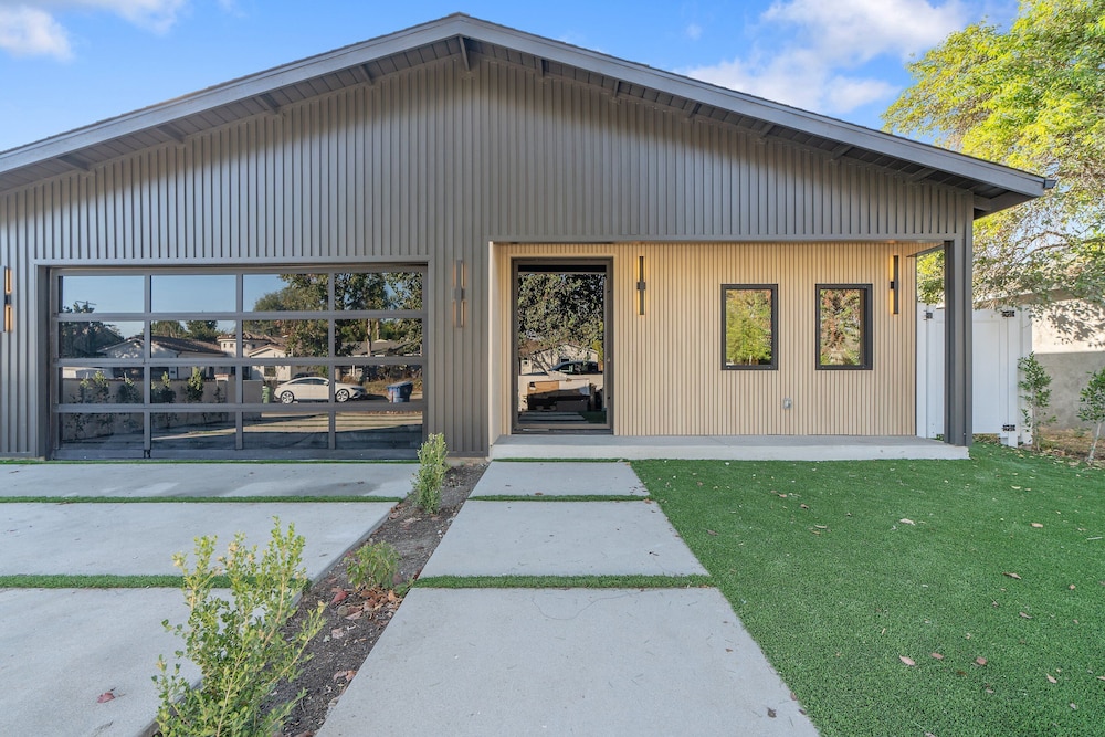 Noble Modern - Urban Sanctuary in Sherman Oaks With Poolside and Patio