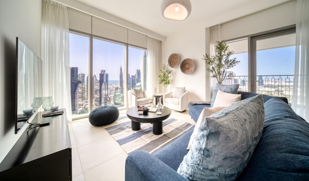 Classy Downtown 2BR w City View Balcony