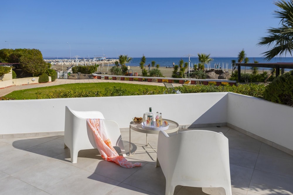 Mackenzie Castella Beachfront Suite