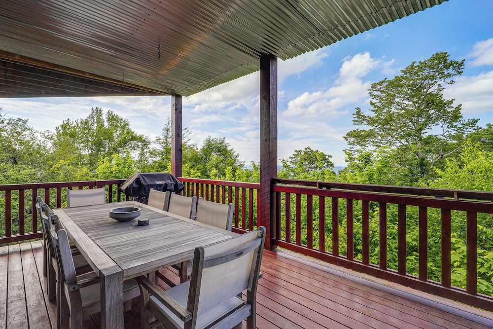 Hot Tub + Stunning Views: Luxury Beech Mtn Escape!