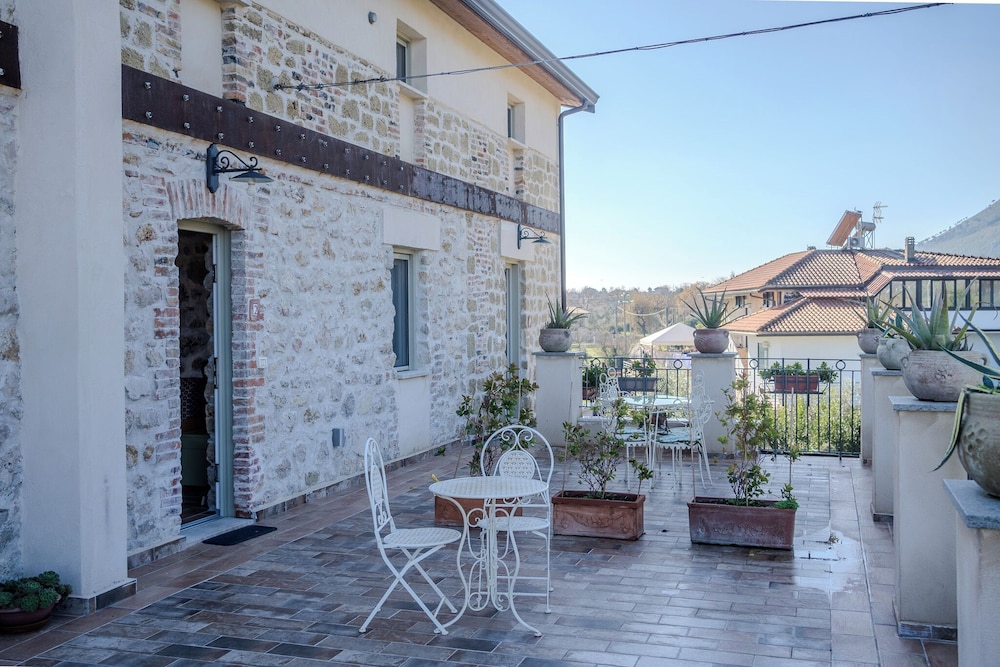 Casale nel Verde con Piscina e Vista