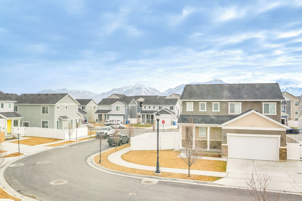 4 Mi to Zions Bank Stadium: Sleek Herriman Retreat