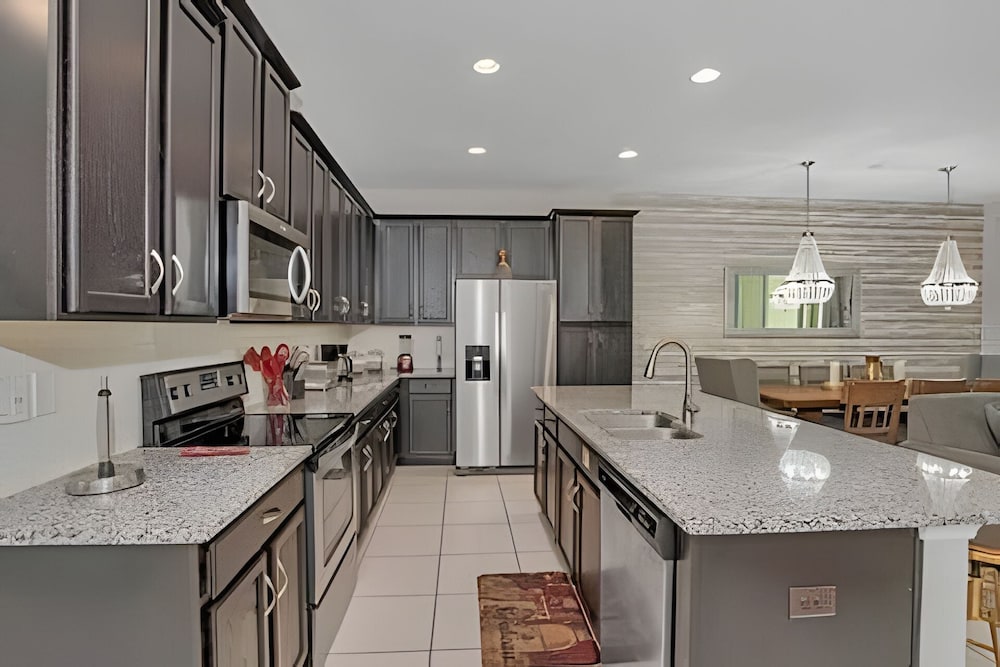 Luxury 5-bed Home With Private Splash Pool