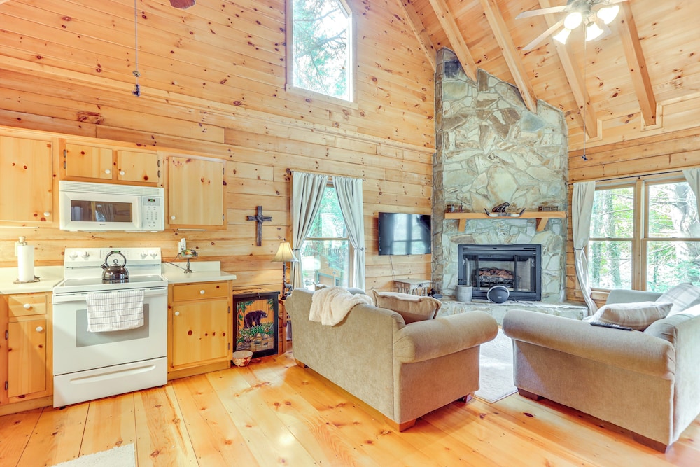 Private Hot Tub: Secluded Ellijay Cabin on River