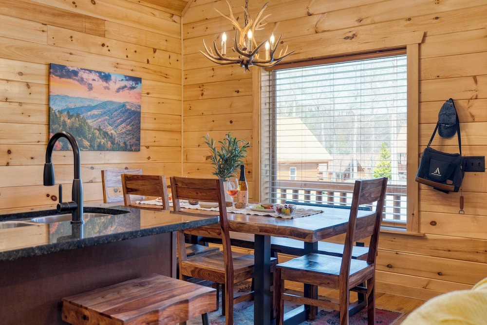 Hot Tub + Foosball Access to Pool, Tennis, Gym Chill'n in the Smokies