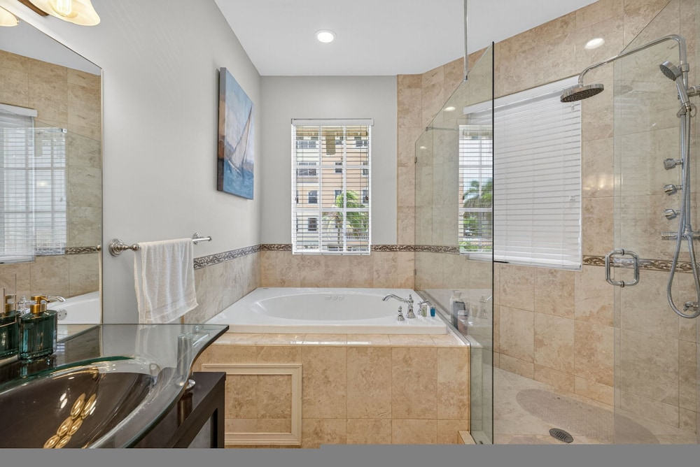 New Daisy Elegance Townhouse Steps From The Beach