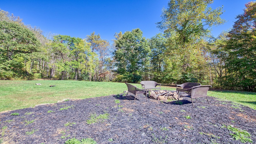Slps 24 12m Town 7acre Huge Yard Theatre Gmroom view 2