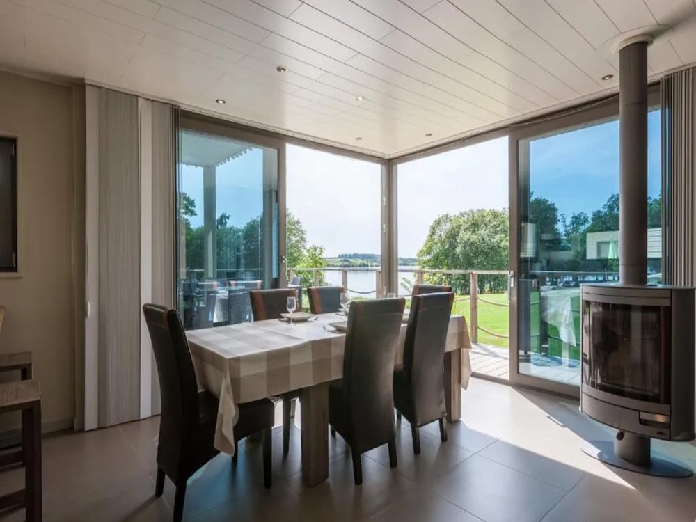 Spacious Villa Near Castle