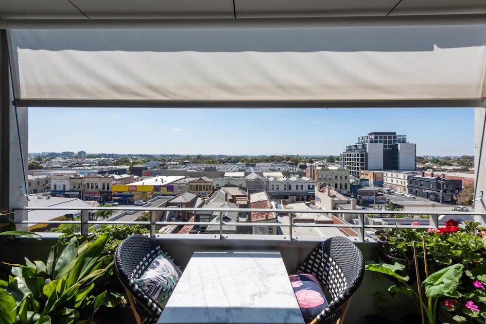 Brunswick Retreat! 5th Floor 1-bed Unit w Parking