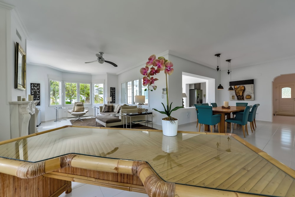 4bed Villa Sleeps 8- Pool, Garden, Bbq, Near Beach