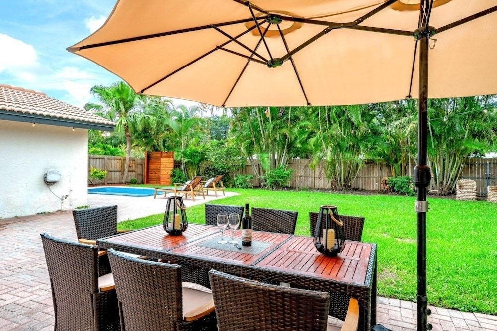 Fox Private Resort- Near Downtown & Beach 8 Bedroom Home