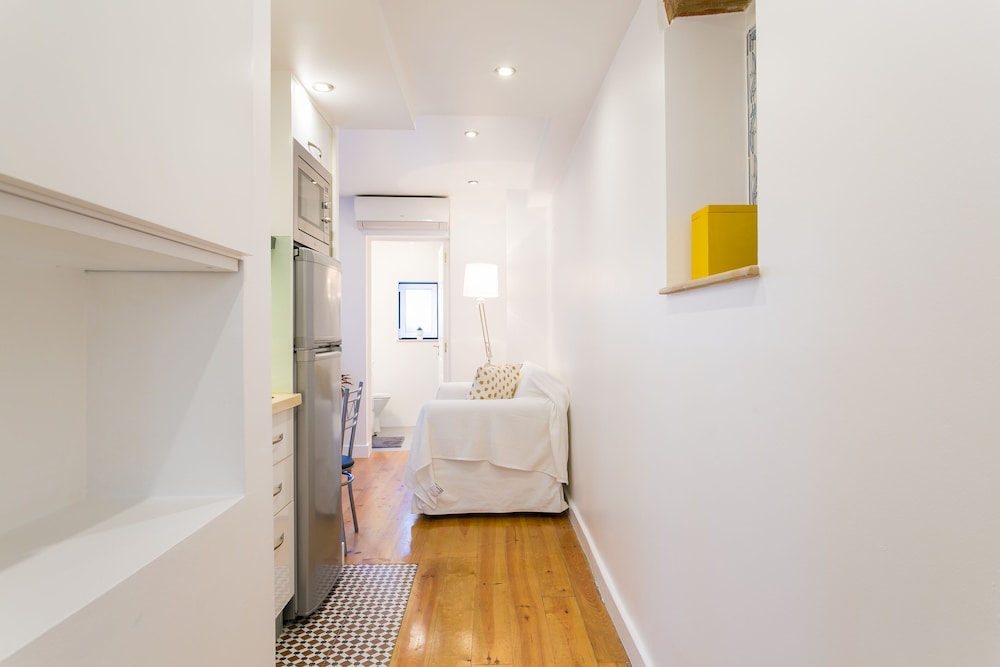 JOIVY Cosy 1-bed flat w/balcony in Alfama, moments from the Port