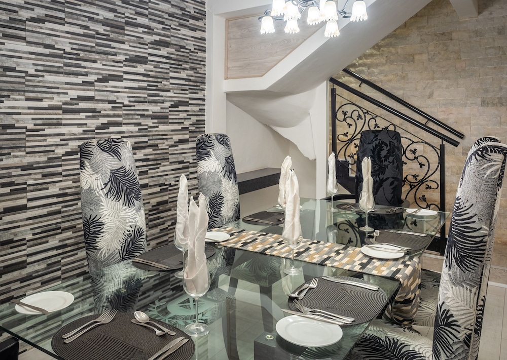 Johannesburg Vacations - 10 2nd Avenue Houghton Estate - Property Image 9