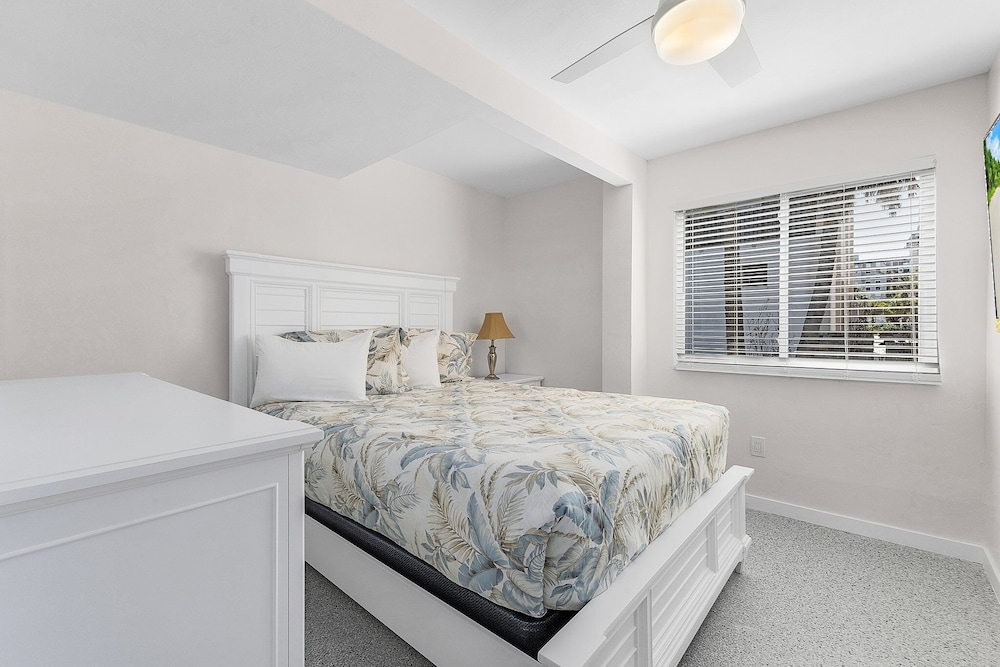 50 Seaside Stay: 4bd/3ba Duplex W/ Pool! 4 Bedroom Home