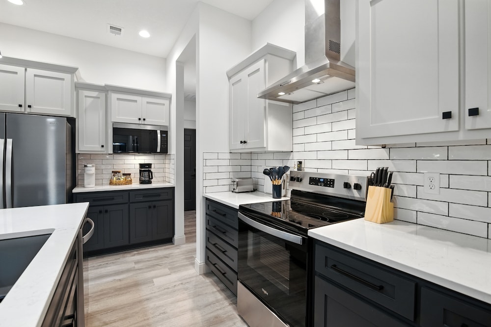 Brand New Cool Comfy Lawrence Retreat 3 Bedroom Duplex
