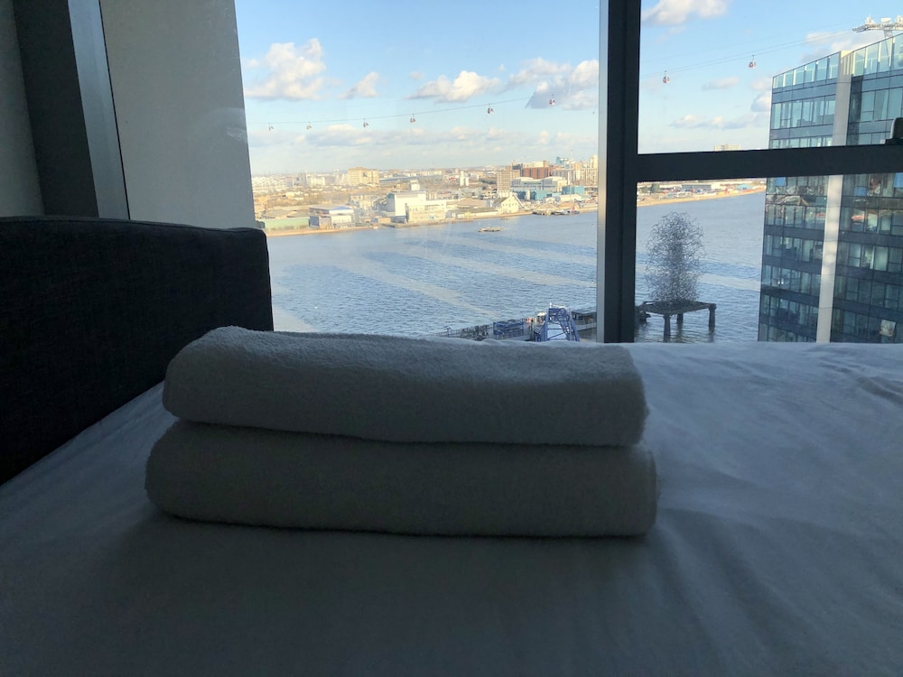 Stunning 1-bed Apartment in London With River View
