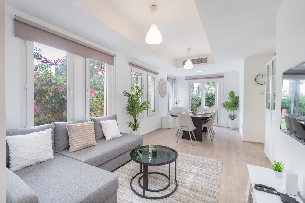 Tranquil 3BR Villa in Springs Community - Sleeps 7