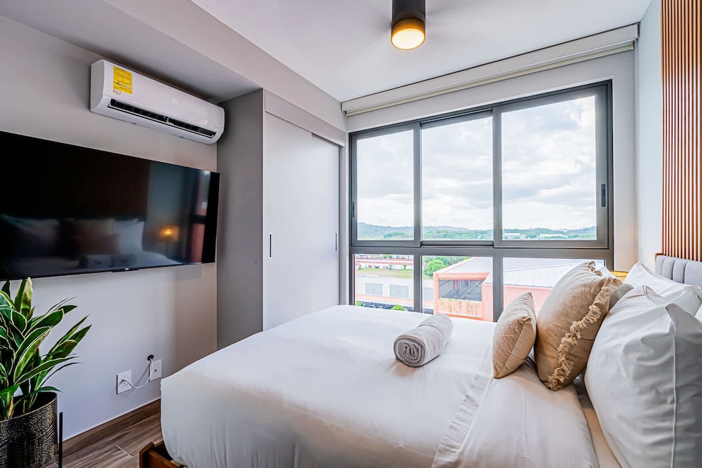 w Sophisticated 1BR w Great Deco in Centriqo