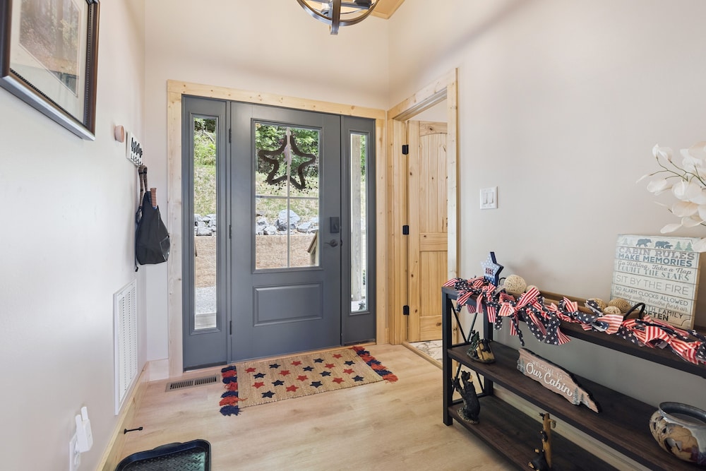 Bear Cheeks 4 Bedroom Cabin