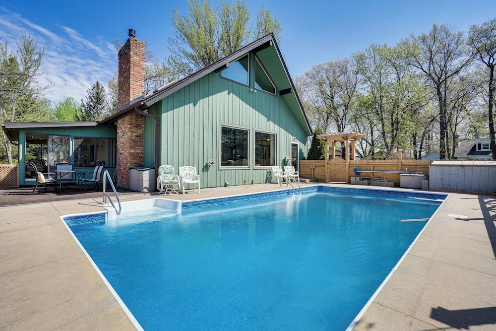 'love Lake Retreat w/ Hot Tub in New Richmond!