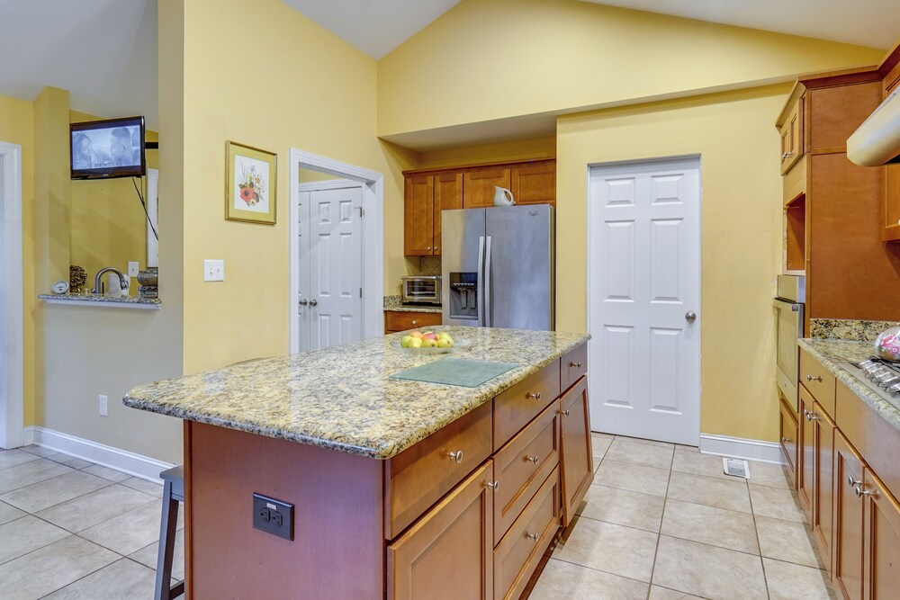 Spacious Lakefront Apt w/ Deck in Fayetteville!