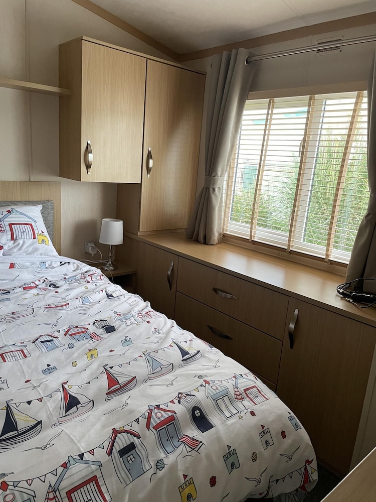 2 Bed-sleeps 6-free Parking-pet Friendly view 3