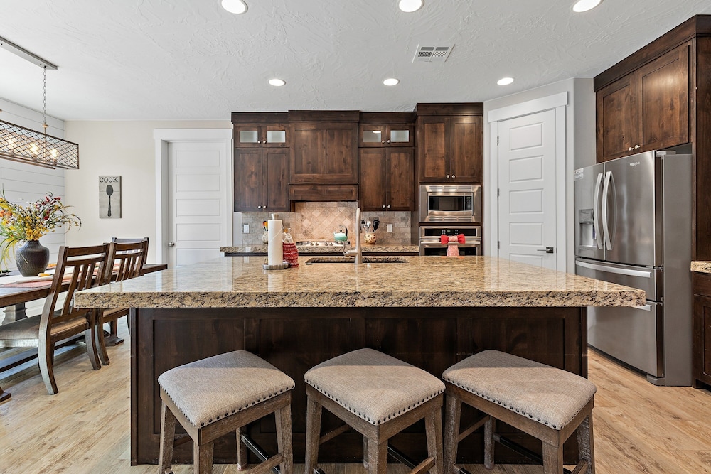 Hurricane Falls Pool, Hot Tub Plus Dog Friendly! 4 Bedroom Home