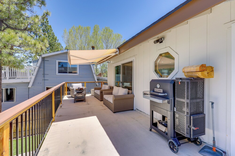Walk to The Village Shops/eats: Big Bear Lake Home