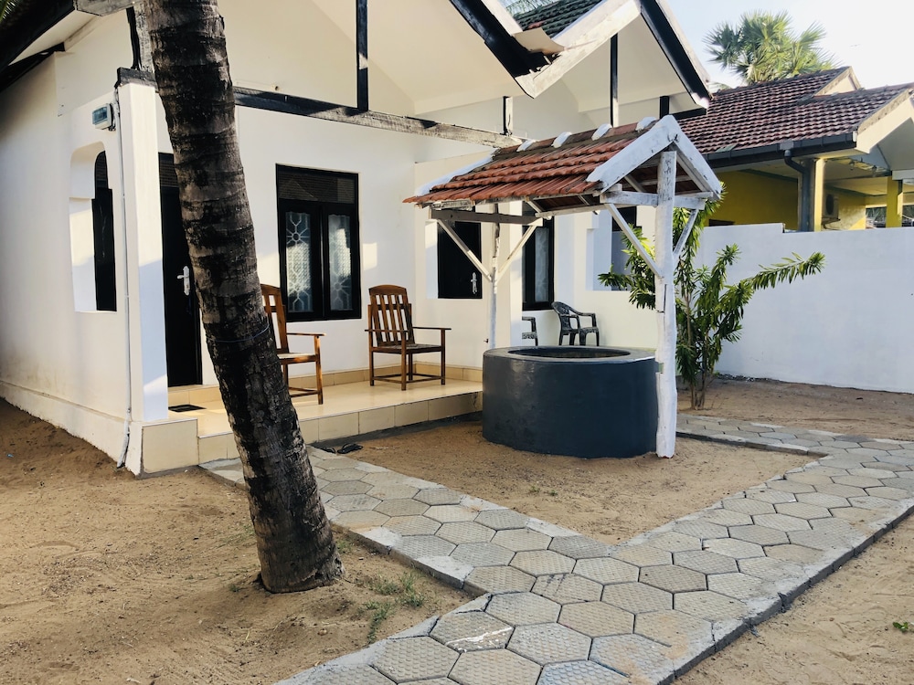 Sam's Hut Arugambay