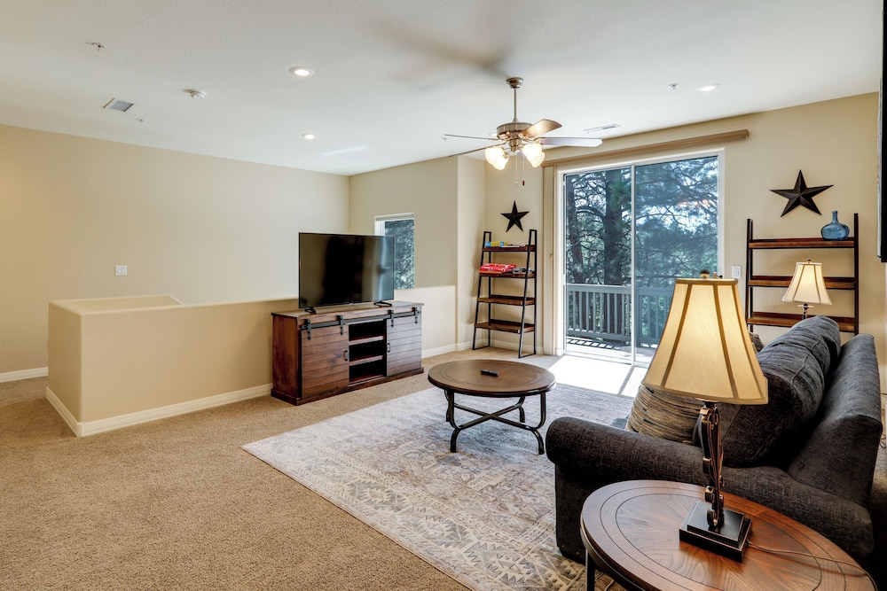 Tasteful Flagstaff Townhome w/ 2 Furnished Decks