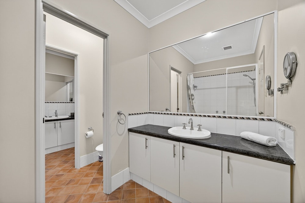 Serene 2-bed Apartment by the Canal