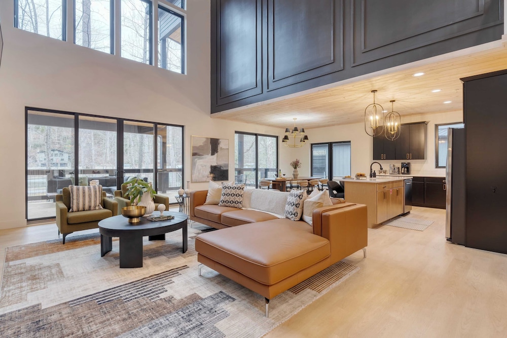 Kings Crown by Avantstay Indoor Pool, Hot Tub, Firepit, Theater All-season Retreat