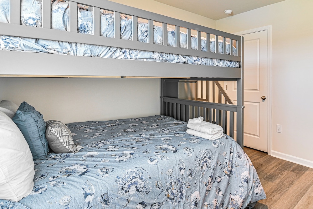 3 Mi to Shore: Family Townhome in Surfside Beach