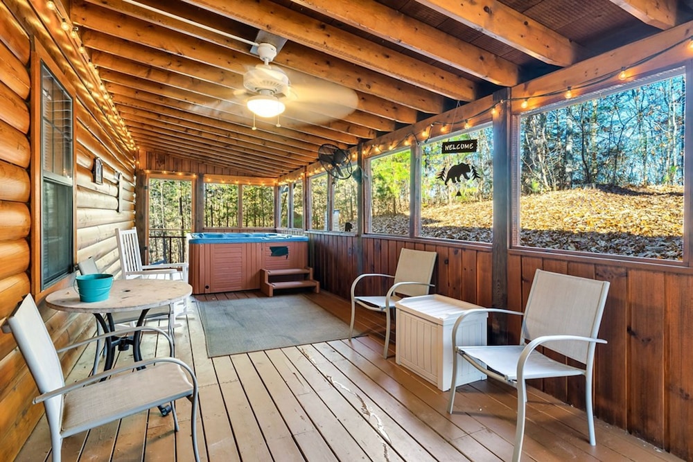 Stunning Cabin w Hot Tub Pool Table Arcades