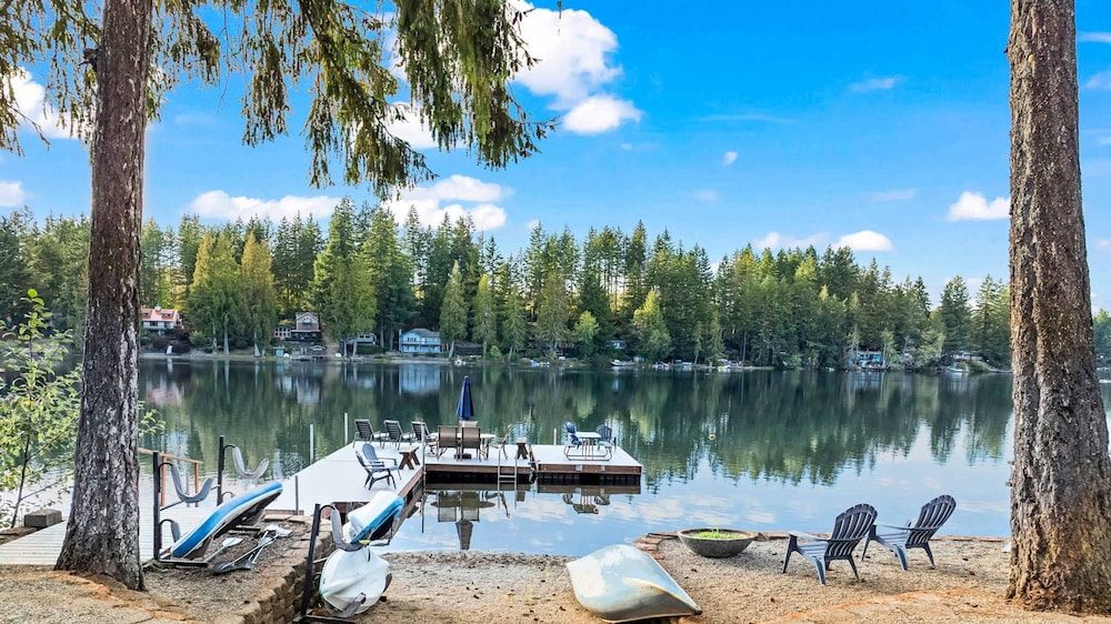 Lakefront Luxury Hot Tub Dock Retreat