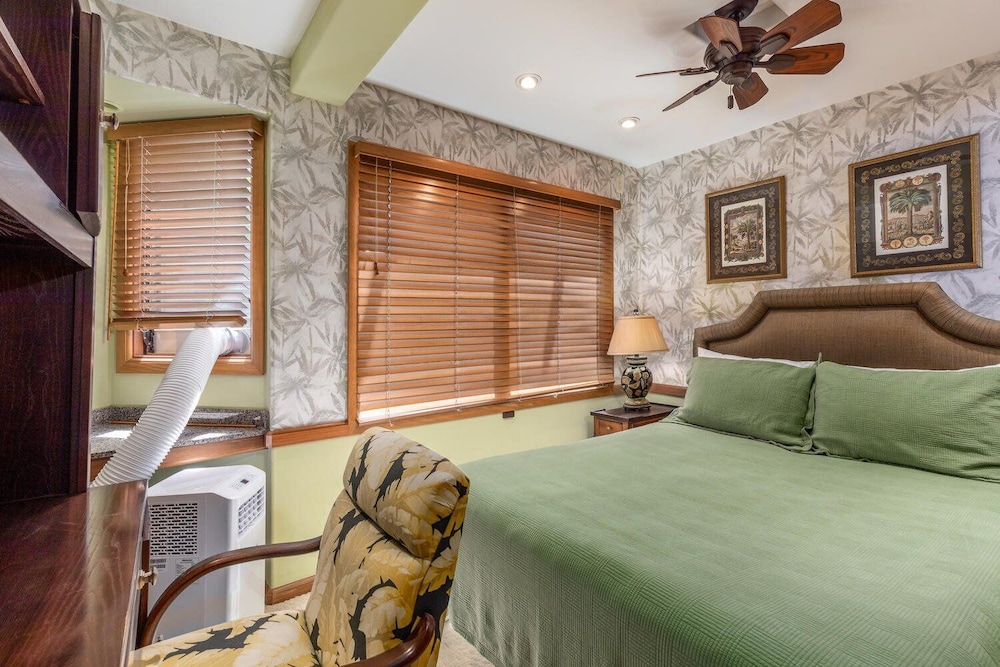 Air-conditioned Ocean Front Hawaii Townhome! - Sleeps 6 - Vrkcv